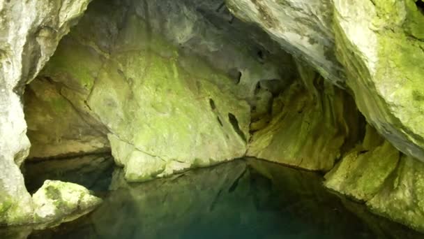 Gizli Mağarası Olan Dağ Göleti — Stok video