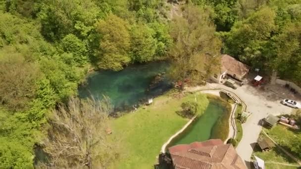 Drone Video Hermoso Lago Color Turquesa Detrás Los Árboles Casa — Vídeo de stock