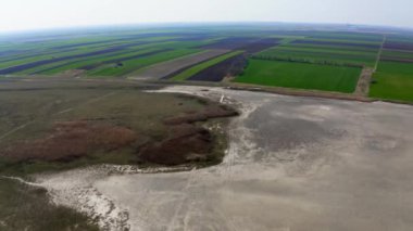 İnsansız hava aracı yazın kurumuş gölün üzerinde uçar. Doğada Slano Kopovo 'yu saklar.