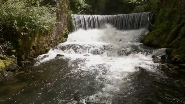 スローモーションビデオ 自然保護区クルパジョスコヴェーロの雄大な滝 — ストック動画