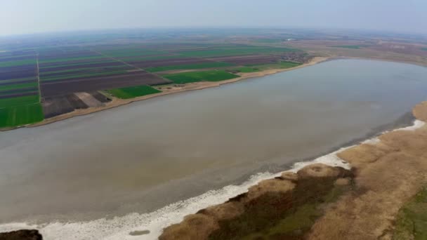 Luftbild Vom See Mit Landwirtschaftlichen Feldern Naturschutzgebiet — Stockvideo