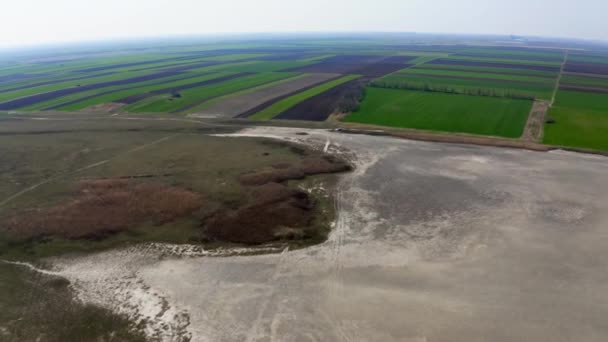 自然保護区スラノコポヴォで夏に乾燥した湖の終わりにドローンが飛ぶ — ストック動画