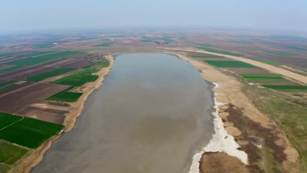 Dron Létá Nad Jezerem Veliko Kopovo Obklopený Poli Srbsku — Stock video