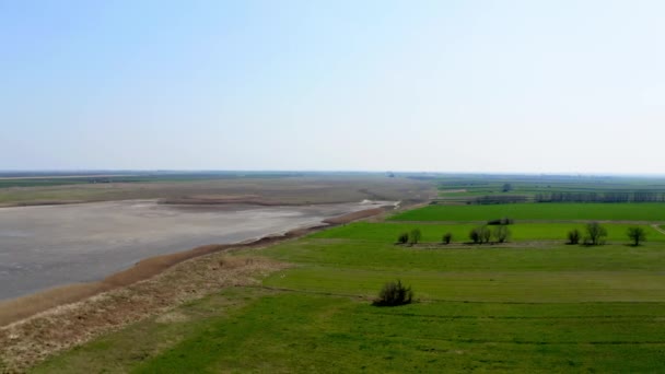 Dron Záběry Zelených Polí Obklopujících Jezero Přírodní Rezervaci Slano Kopovo — Stock video