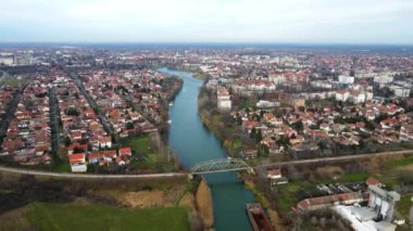 Zrenjanin ve Bega nehrinin muhteşem hava manzarası.