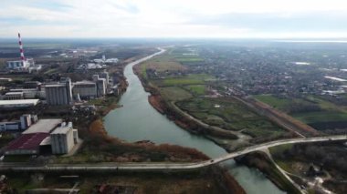 Zrenjanin 'in endüstriyel bölgesinde Bega Nehri üzerindeki bir köprünün hava görüntüsü.