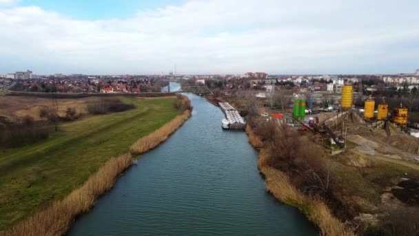 Rzeka Bega Przepływająca Przez Dzielnice Przemysłowe Mieszkalne Zrenjaninie — Wideo stockowe