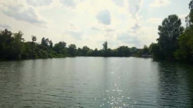 göl üzerinde casus uçak uçar