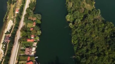 Drone yakındaki bir köyde birkaç göl ele geçirdi.
