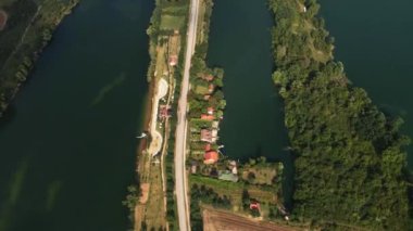 Güneşli bir günde birkaç gölün görüntüsü