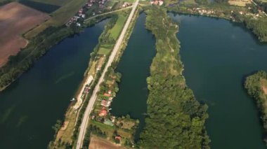 Küçük bir köydeki üç gölün insansız hava aracı görüntüleri.