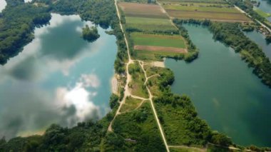 Drone, Saransko Jezero Gölü 'nün yüzeyinde gökyüzünün muhteşem yansımasını yakalar.