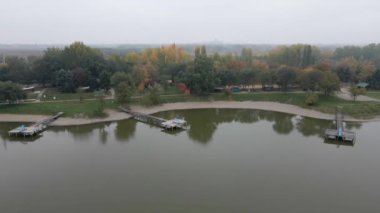 Zobnatica Gölü 'nün rıhtımlı ve parklı havadan görünüşü