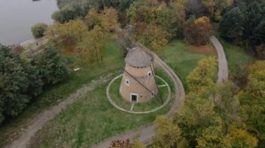 Sırbistan 'ın Backa Topola kentindeki eski yel değirmeninin hava manzarası ve tarihi dönüm noktası