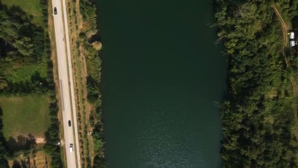 Dron Πλάνα Πετά Πάνω Από Δύο Λίμνες Που Χωρίζει Δρόμο — Αρχείο Βίντεο