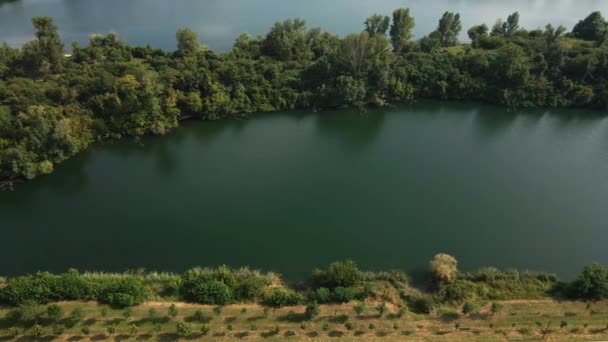 Drone Captura Dos Lagos Están Separados Por Una Isla Cubierta — Vídeos de Stock