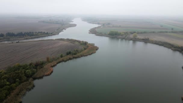 Dron Zachycuje Velké Jezero Krivaja Obklopen Lesy Mlhavém Podzimním Dni — Stock video