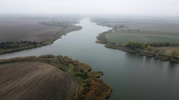 Krivaja湖被空旷的田野包围秋天的大雾中被无人机捕获 — 图库视频影像