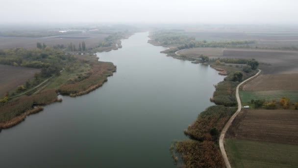 ドローンは セルビアの霧の秋の日にキビジャ湖に向かって飛ぶ — ストック動画