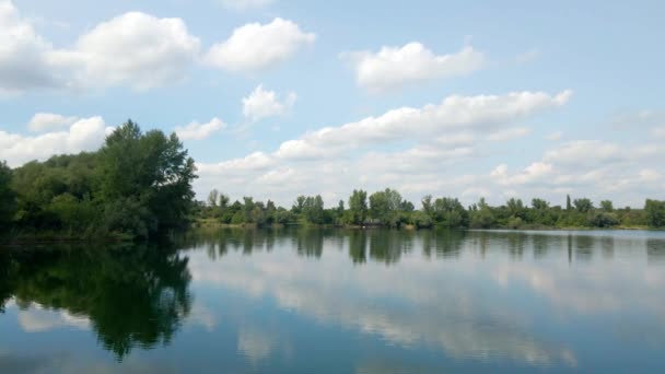 Drone Vole Dessus Beau Lac Clair Que Ciel Bleu Reflète — Video