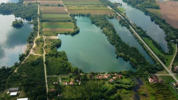 Menakjubkan Rekaman Drone Alam Danau Reflektif Pedesaan Bela Crkva — Stok Video