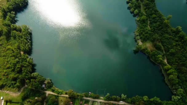 Letecký Pohled Čisté Tyrkysové Jezero Odrazem Slunce Jeho Povrchu — Stock video