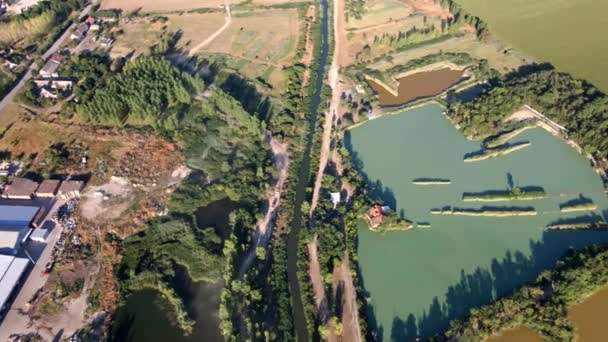 夏天在田里的一个村庄旁边的一个渔湖的无人机画面 — 图库视频影像