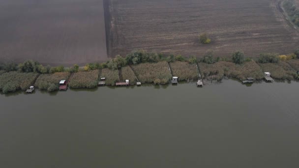 Sırbistan Daki Zobnatica Gölü Kıyısındaki Rıhtım Kulübelerin Insansız Hava Aracı — Stok video