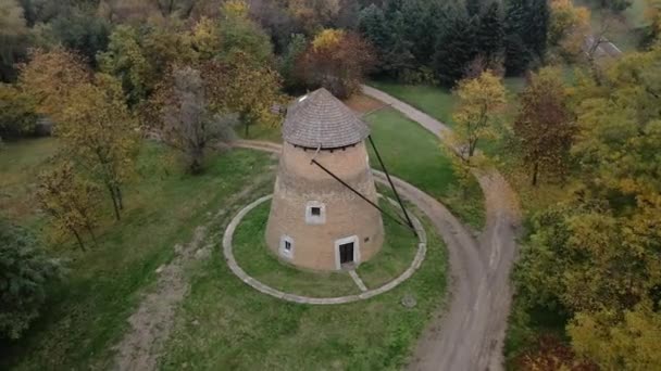 드론은 오래된 주위에 Backa Topola의 역사적인 세르비아 — 비디오