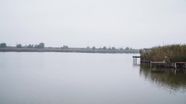 Rivage Lac Zobnatica Avec Jetée Dans Brouillard Jour Automne Serbie — Video