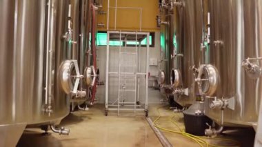 Musluklar ve termometrelerle donatılmış fıçılarla şarap fermantasyonu için yer var.