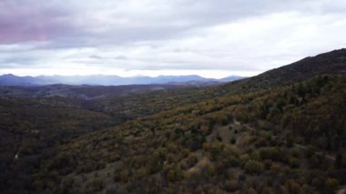 Ormanlık dağ Nidze 'nin ağır bulutlu altındaki rüya gibi hava görüntüleri