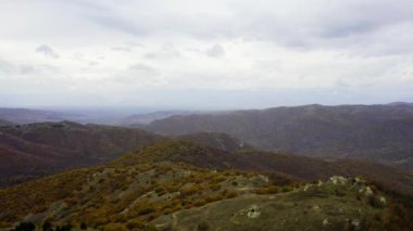 Karamsar gökyüzünün altında Nidze Dağı 'nın ağaçlık tepelerinin geniş açılı görüntüsü