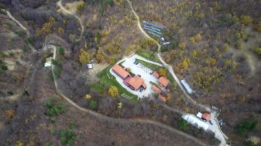 Ormanlık dağın, Nidze 'nin ve vadisindeki av merkezinin hava görüntüleri.