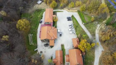 Nidze Dağı 'ndaki av beldesi havadan izlenen ağaçlarla çevrili.