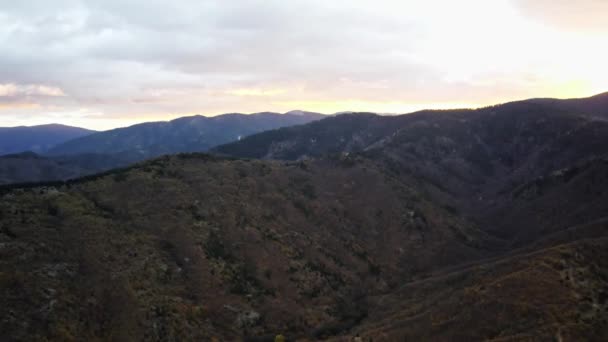 北マケドニアのマウントニーゼの背後にある夕日を息をのむような空中映像 — ストック動画