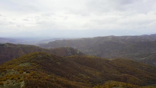 Video Aéreo Fascinante Picos Boscosos Del Monte Nidze Bajo Cielo — Vídeos de Stock