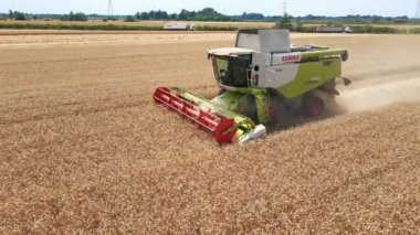 Buğdayla buğday toplamanın insansız hava aracı videosu