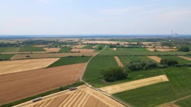 Tarımsal tarlaların ve yeşil bitki örtüsünün insansız hava aracı videosu yama oluşturur