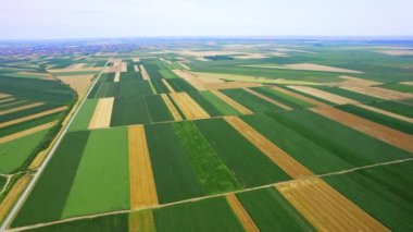 Drone Mavi Gök Altında Güzel Yama Alanları Yakalıyor