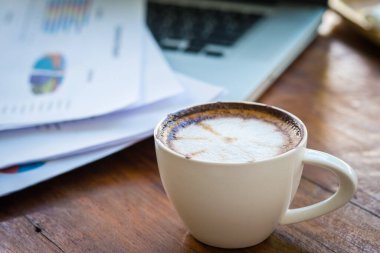 İnsanlarla kafede masada sıcak kahve fincan. Vintage ve retro renk efekti - sığ derinlik-in tarla