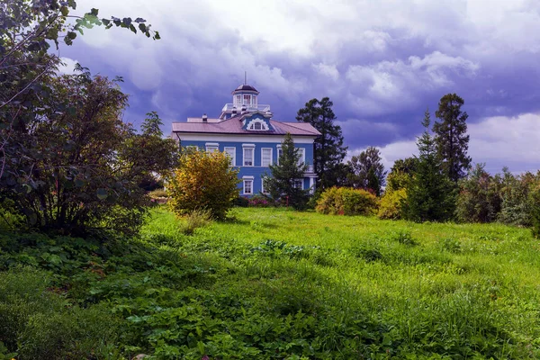 Blaues Historisches Haus Waldnähe Bäume Grüner Rasen Schöne Wolke — Stockfoto