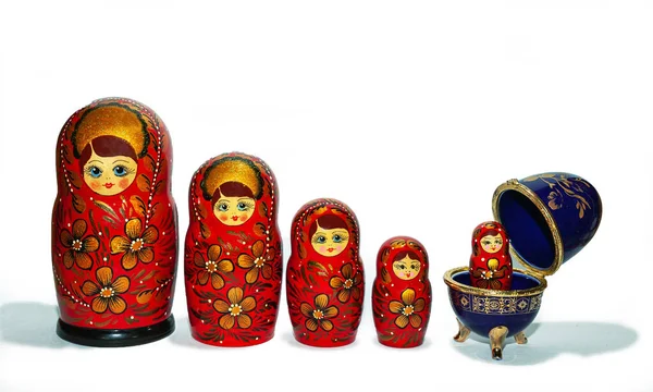 Ahşap Rus Matrioshka bebekleri, Faberg yumurtasının içinde bir tane.