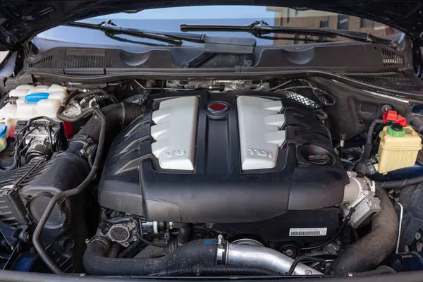 Dizel motor bölmesi. Altı silindirli V6