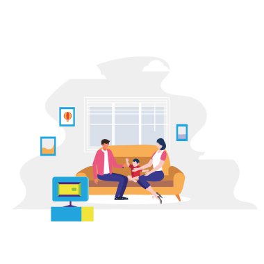 Mutlu bir aile birlikte televizyon izliyor. Anne, baba ve çocuk kanepede oturuyor ve birlikte vakit geçiriyorlar.