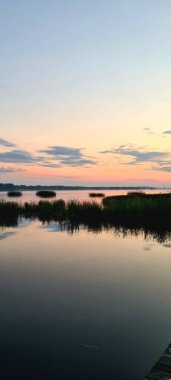 Nehrin üzerinde güzel bir gün batımı 