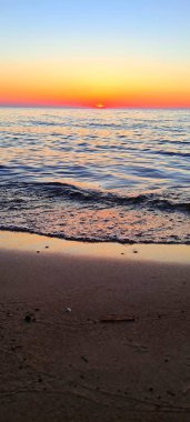 Deniz kıyısında güzel bir gün batımı