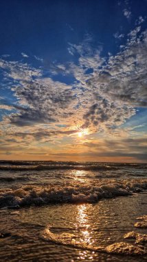 Denizin üzerinde güzel bir gün batımı. doğa arkaplanı