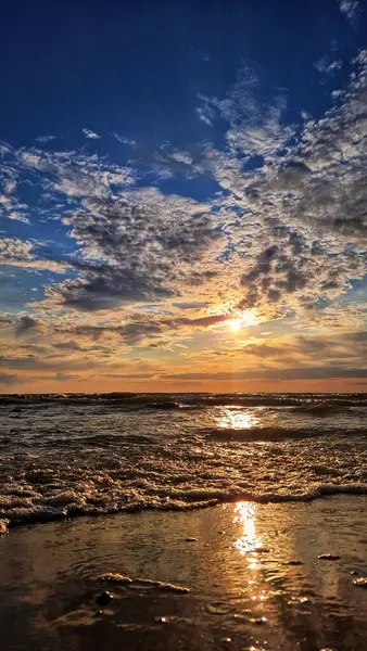 Denizin üzerinde güzel bir gün batımı