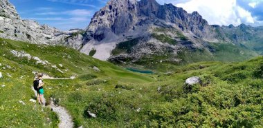 Yürüyüş yapan kadın İsviçre Alplerinde.
